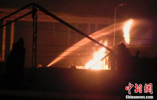 消防人員在現場進行滅火。