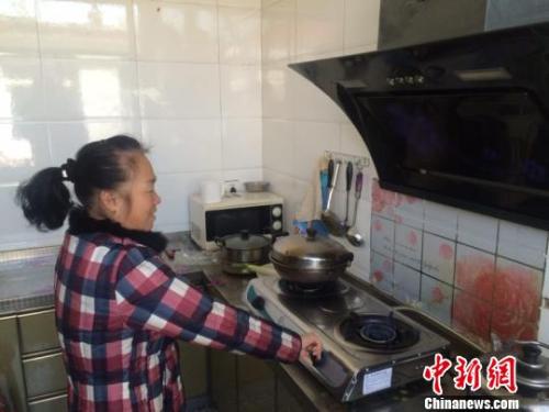 圖為居民用燃氣灶做飯。　李庭耀 攝